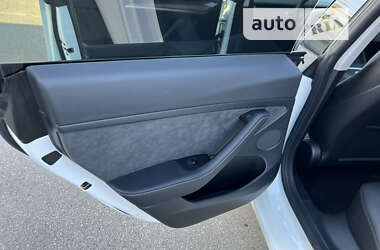 Седан Tesla Model 3 2022 в 