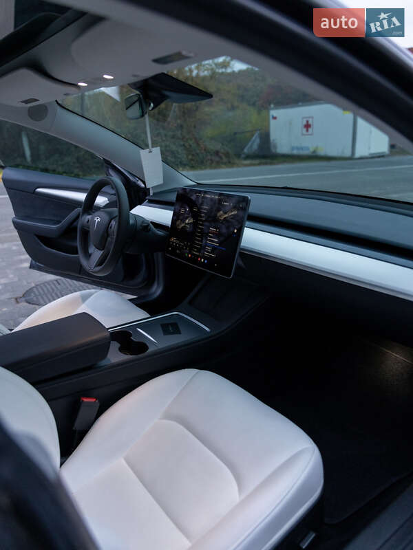 Седан Tesla Model 3 2023 в Ужгороде