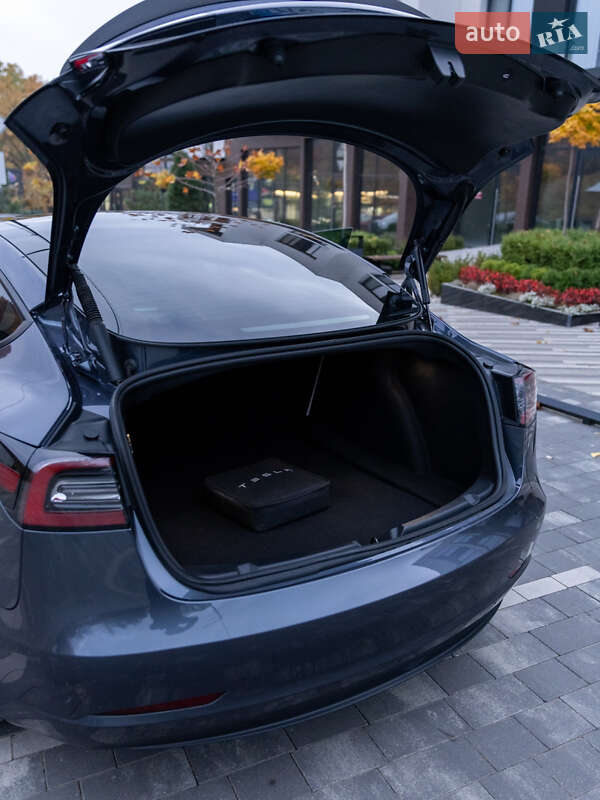 Седан Tesla Model 3 2023 в Ужгороде