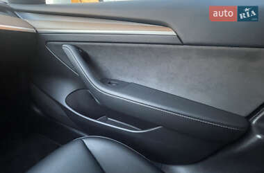 Седан Tesla Model 3 2021 в 