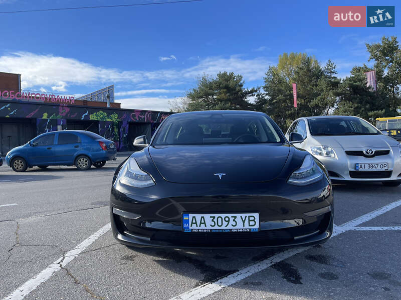 Седан Tesla Model 3 2020 в 