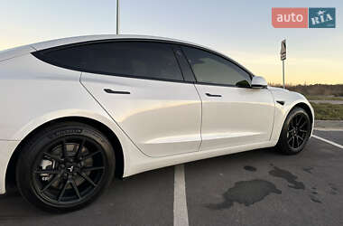 Седан Tesla Model 3 2022 в 