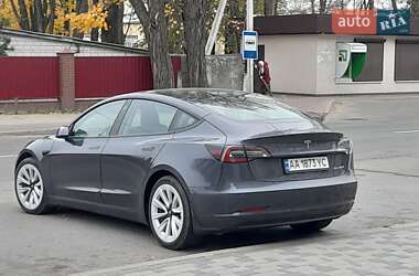 Седан Tesla Model 3 2022 в 