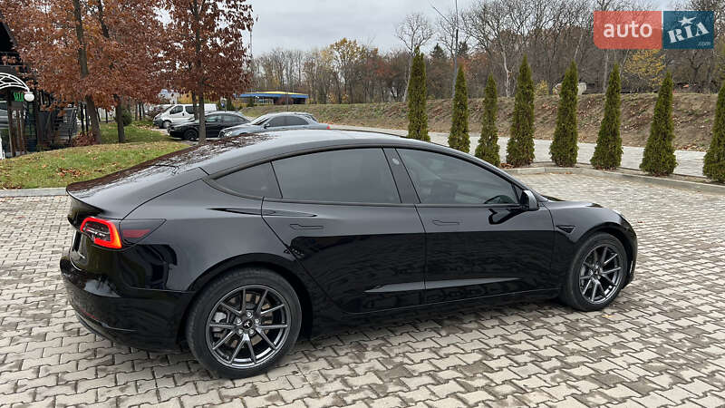 Седан Tesla Model 3 2022 в Чернівцях