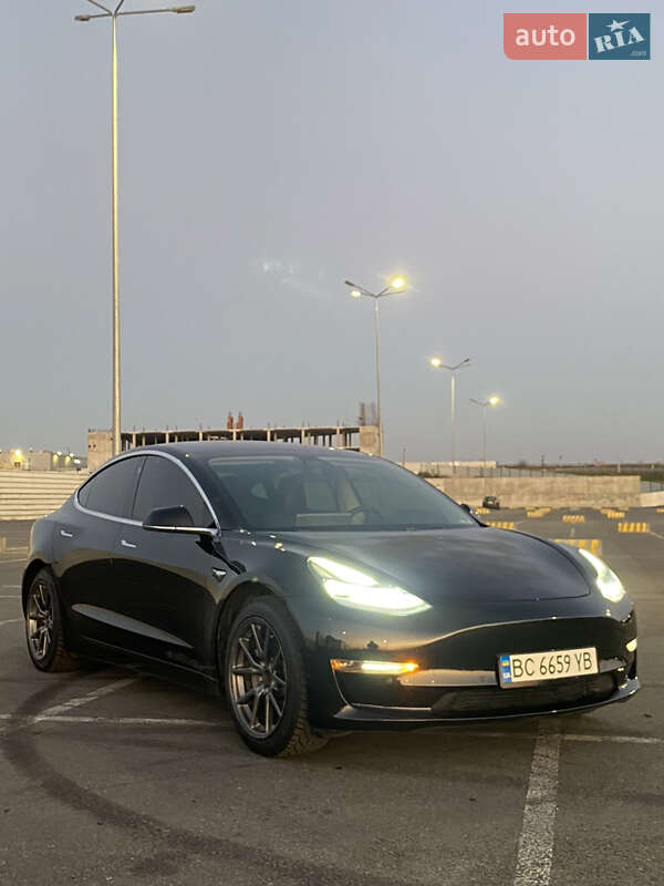 Седан Tesla Model 3 2019 в Львові