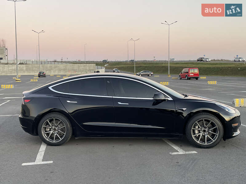 Седан Tesla Model 3 2019 в Львові
