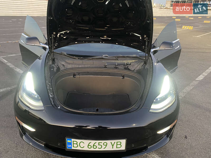 Седан Tesla Model 3 2019 в Львові