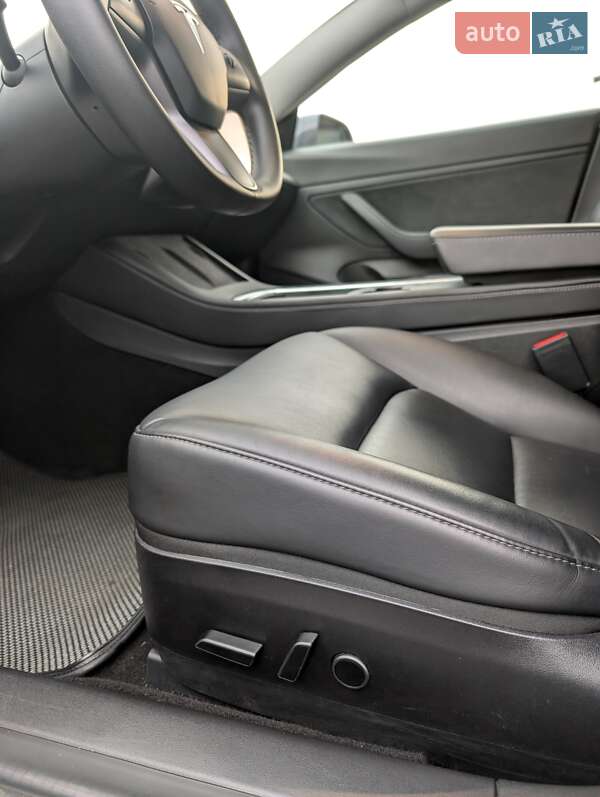 Седан Tesla Model 3 2020 в Луцьку