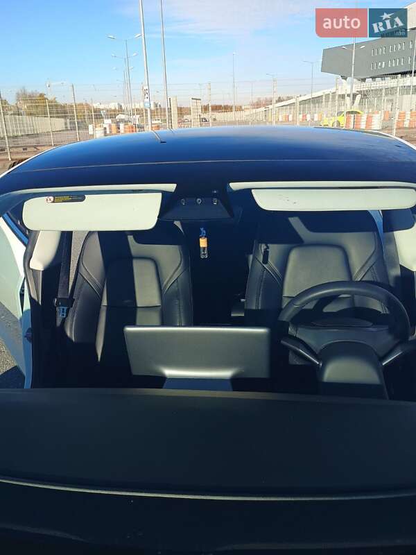 Седан Tesla Model 3 2019 в Львове