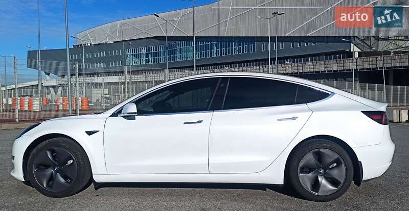 Седан Tesla Model 3 2019 в Львові