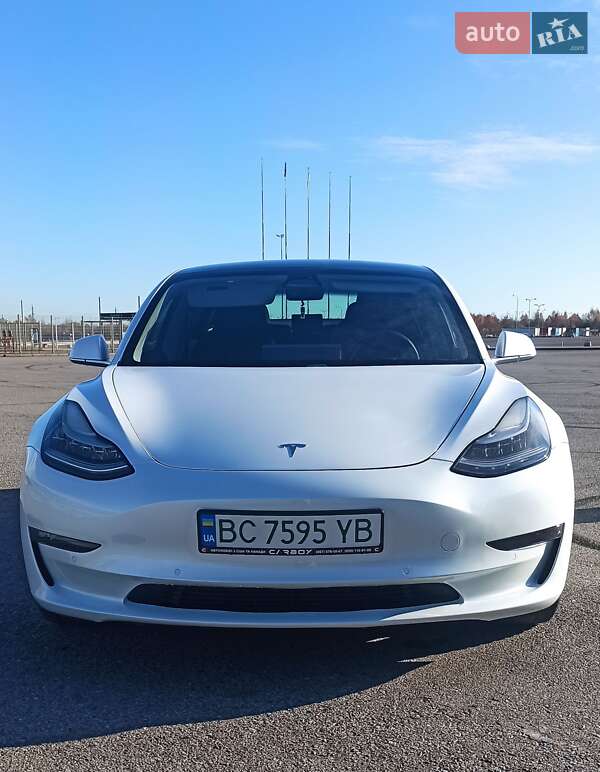 Седан Tesla Model 3 2019 в Львові