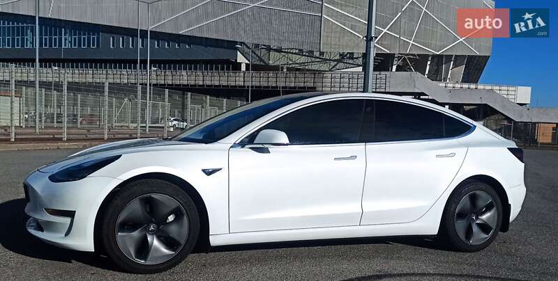 Седан Tesla Model 3 2019 в Львове
