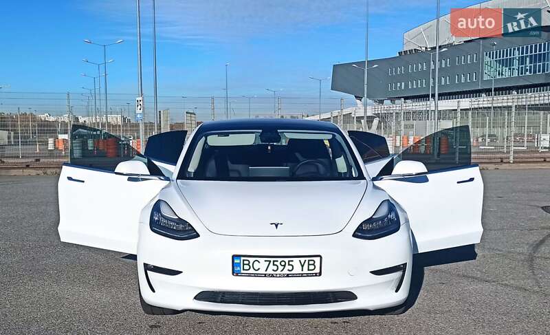 Седан Tesla Model 3 2019 в Львове