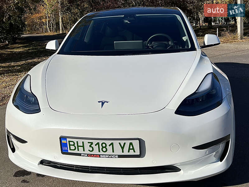 Седан Tesla Model 3 2022 в 