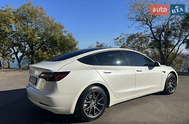 Седан Tesla Model 3 2022 в 