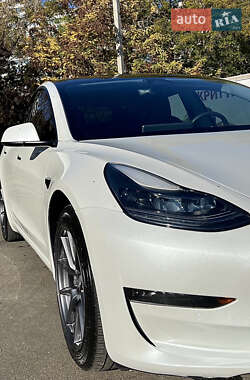 Седан Tesla Model 3 2022 в 