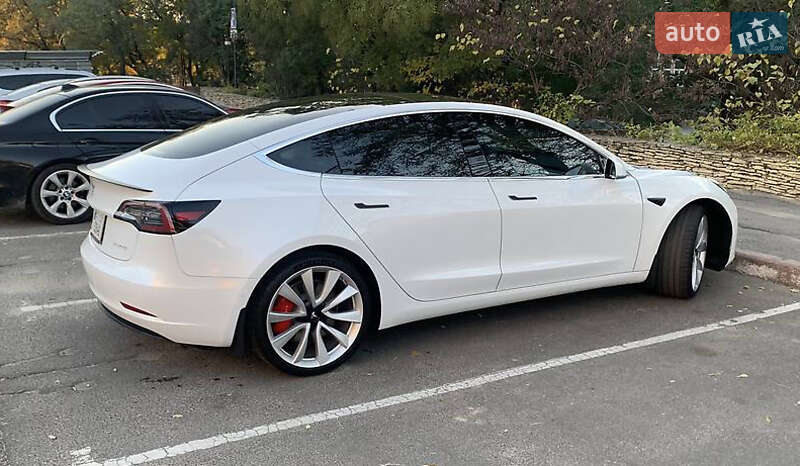 Седан Tesla Model 3 2019 в Львове