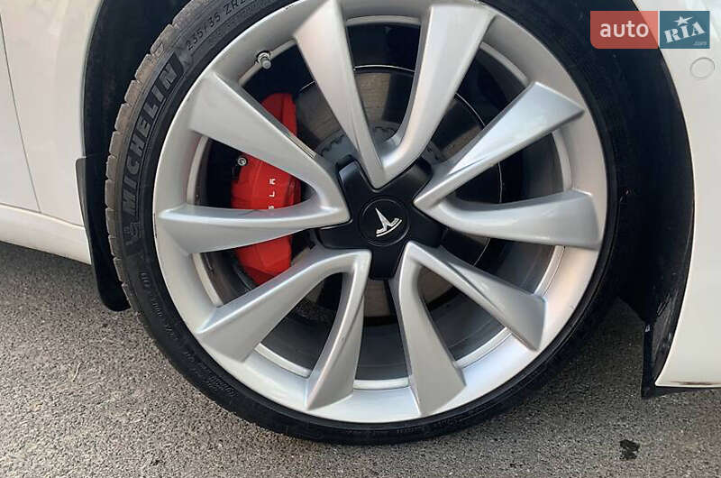 Седан Tesla Model 3 2019 в Львове