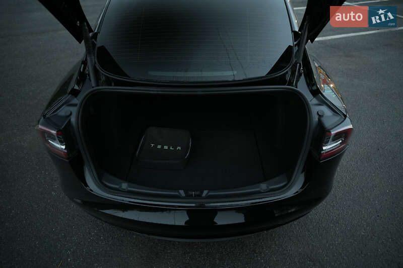 Седан Tesla Model 3 2023 в Ужгороде