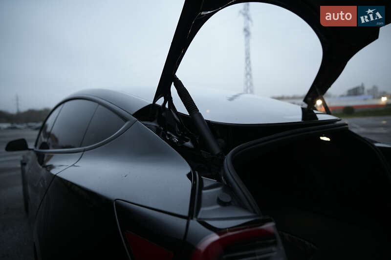 Седан Tesla Model 3 2023 в Ужгороде