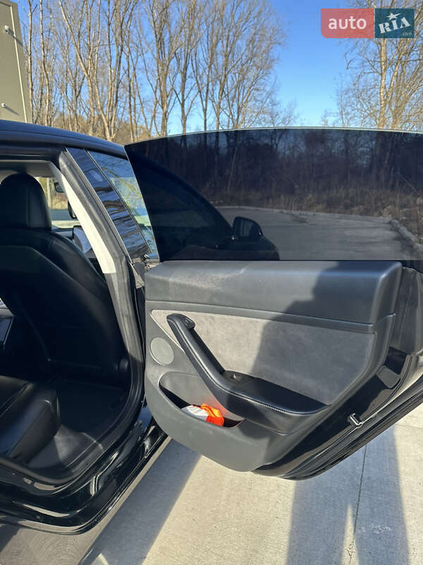 Седан Tesla Model 3 2022 в Дрогобыче