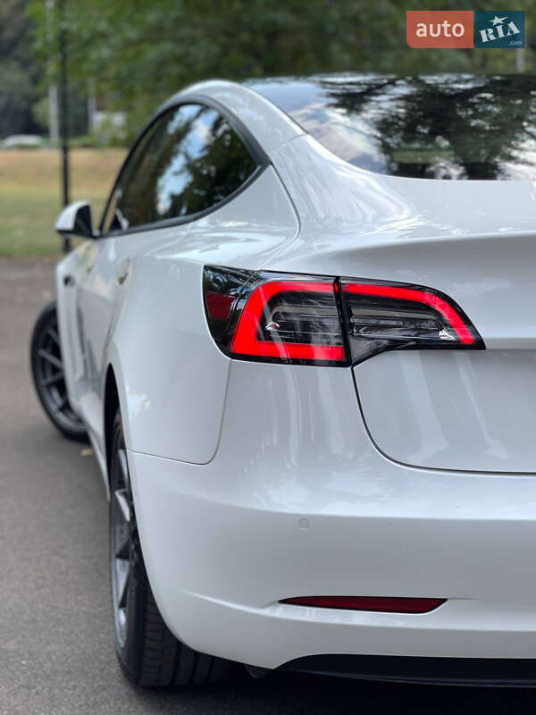 Седан Tesla Model 3 2022 в Львове
