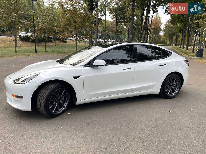 Седан Tesla Model 3 2022 в Львове