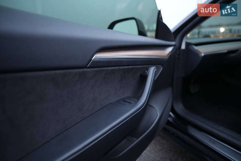 Седан Tesla Model 3 2023 в Ужгороде
