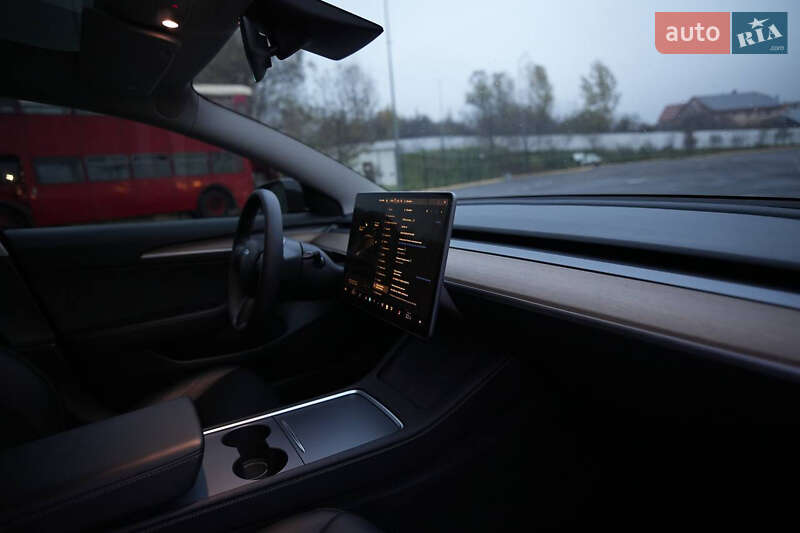Седан Tesla Model 3 2023 в Ужгороде