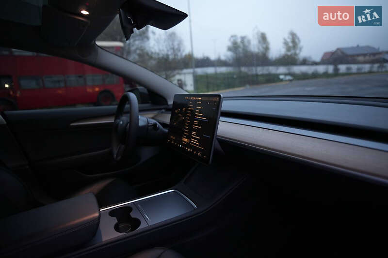 Седан Tesla Model 3 2023 в Ужгороде