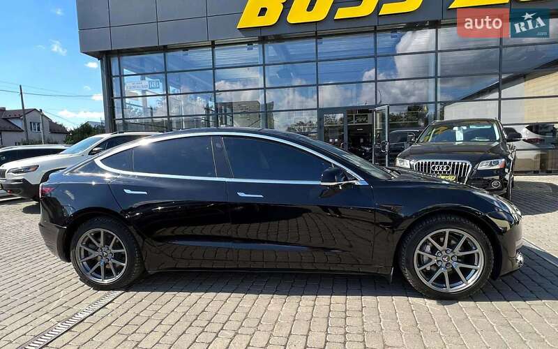 Седан Tesla Model 3 2019 в Івано-Франківську