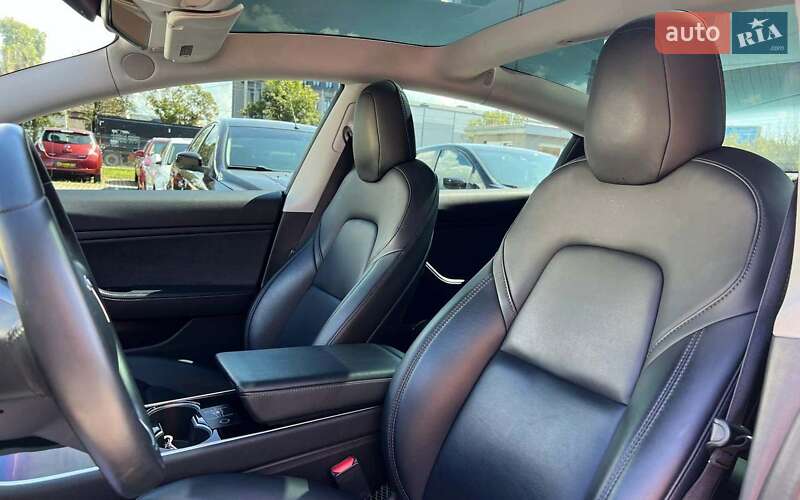 Седан Tesla Model 3 2019 в Івано-Франківську