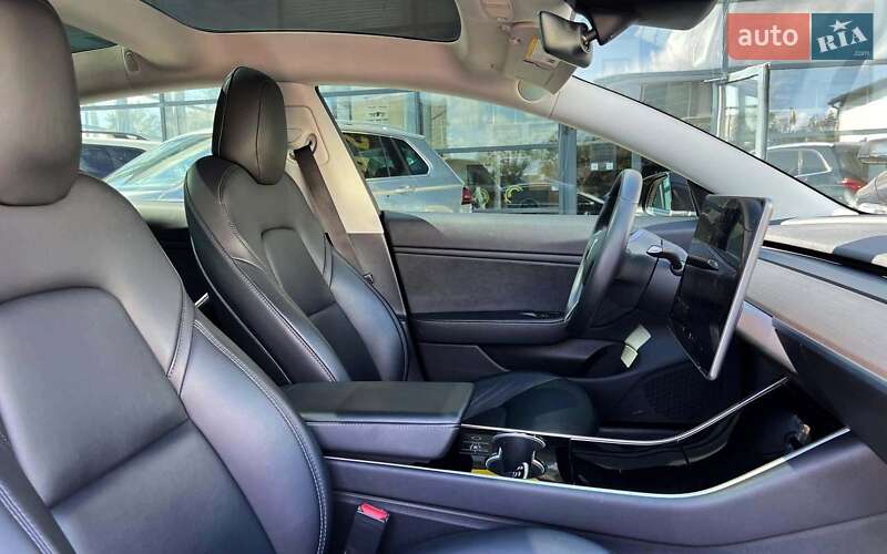 Седан Tesla Model 3 2019 в Івано-Франківську