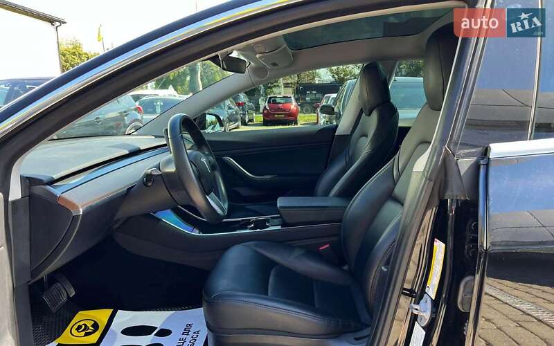 Седан Tesla Model 3 2019 в Івано-Франківську