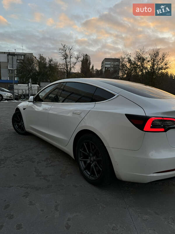 Седан Tesla Model 3 2019 в Дніпрі