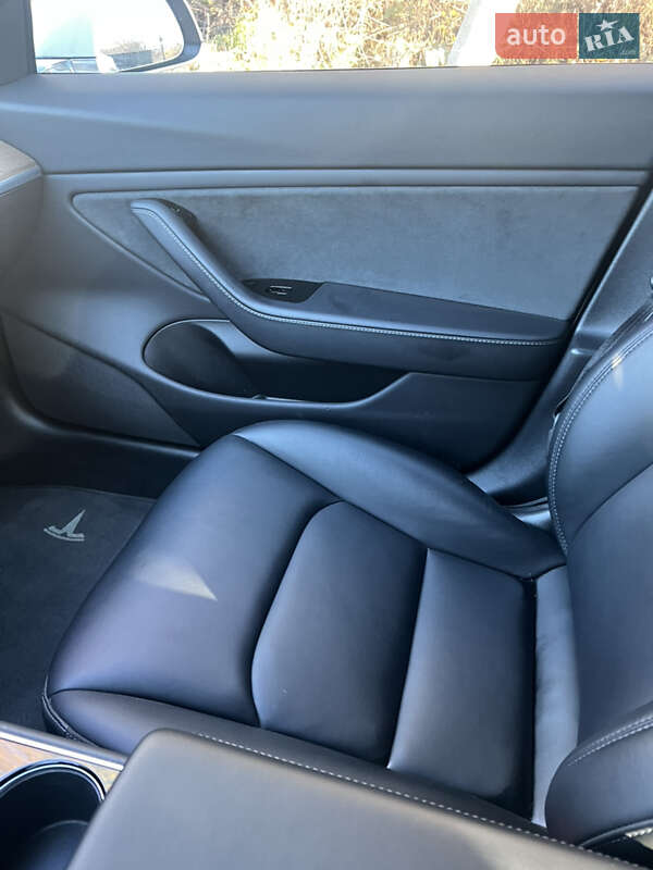 Седан Tesla Model 3 2019 в Ужгороді