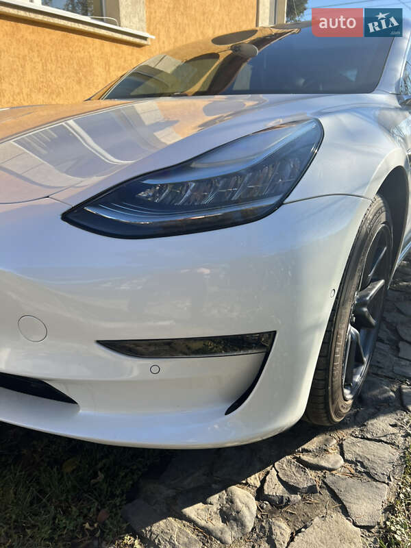 Седан Tesla Model 3 2019 в Ужгороді