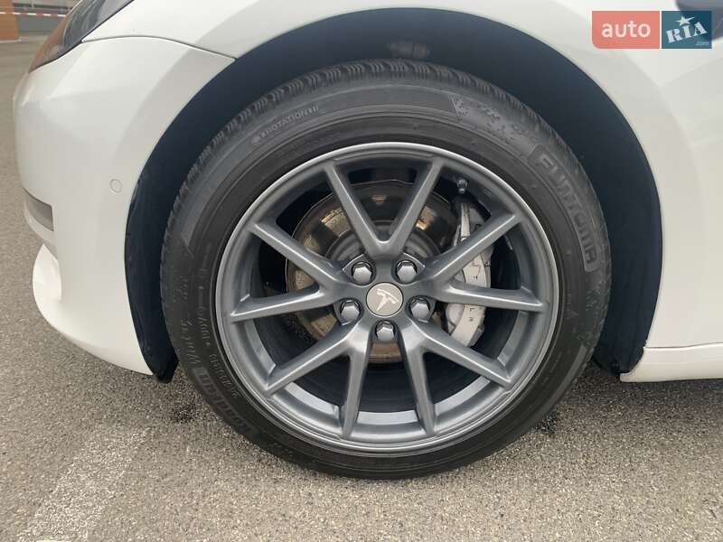Седан Tesla Model 3 2021 в Києві