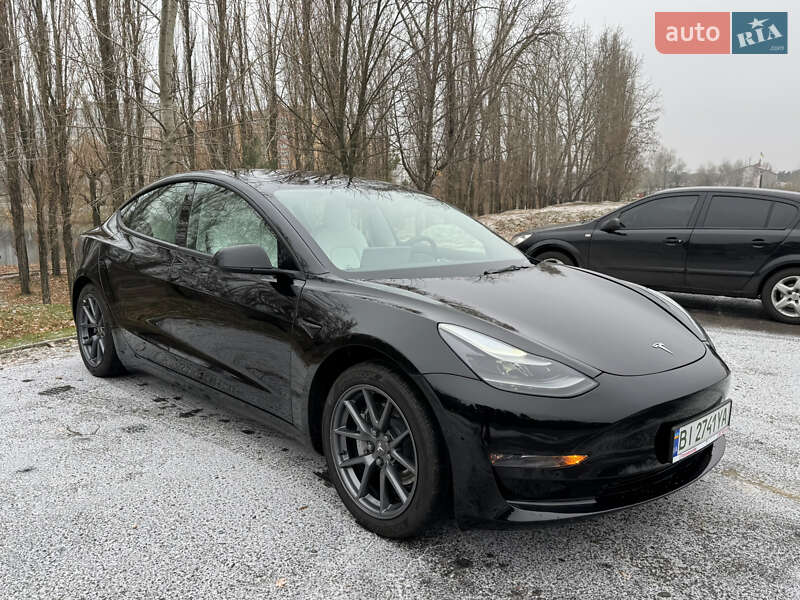 Седан Tesla Model 3 2022 в Горішніх Плавнях