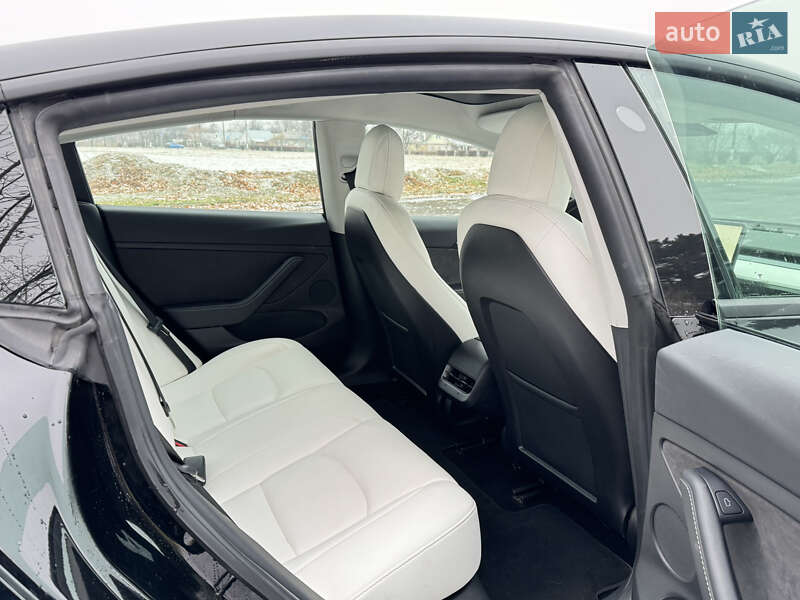 Седан Tesla Model 3 2022 в Горішніх Плавнях