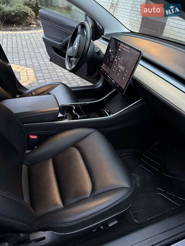 Седан Tesla Model 3 2019 в Виннице