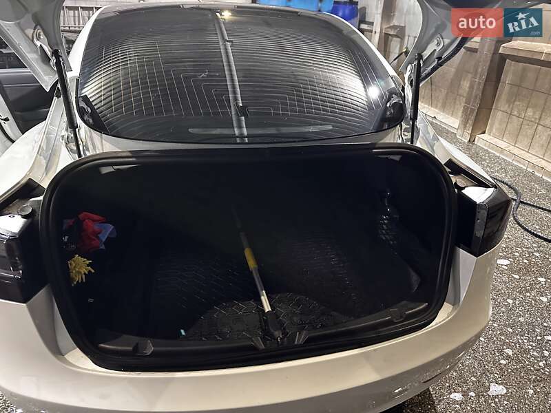 Седан Tesla Model 3 2019 в Киеве