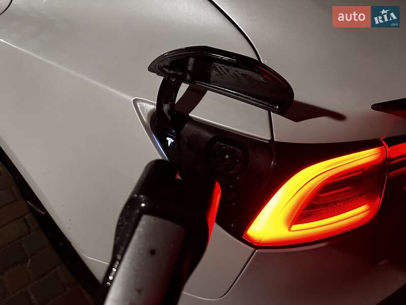 Седан Tesla Model 3 2019 в Киеве