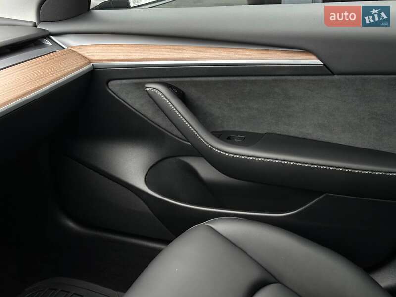 Седан Tesla Model 3 2023 в Рівному