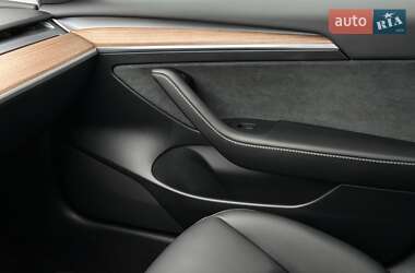 Седан Tesla Model 3 2023 в 
