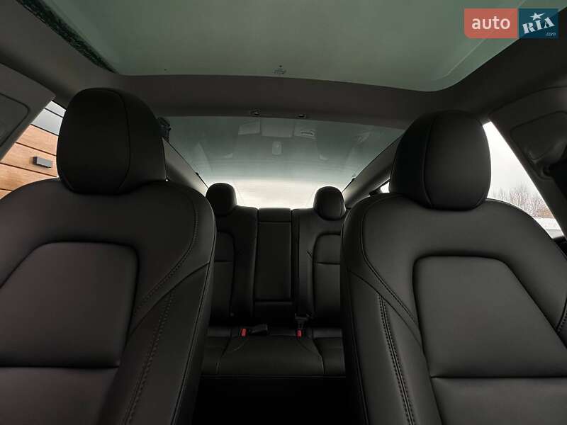 Седан Tesla Model 3 2023 в Рівному