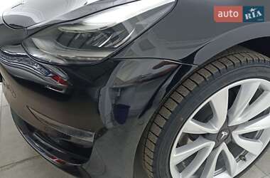 Седан Tesla Model 3 2018 в Умані