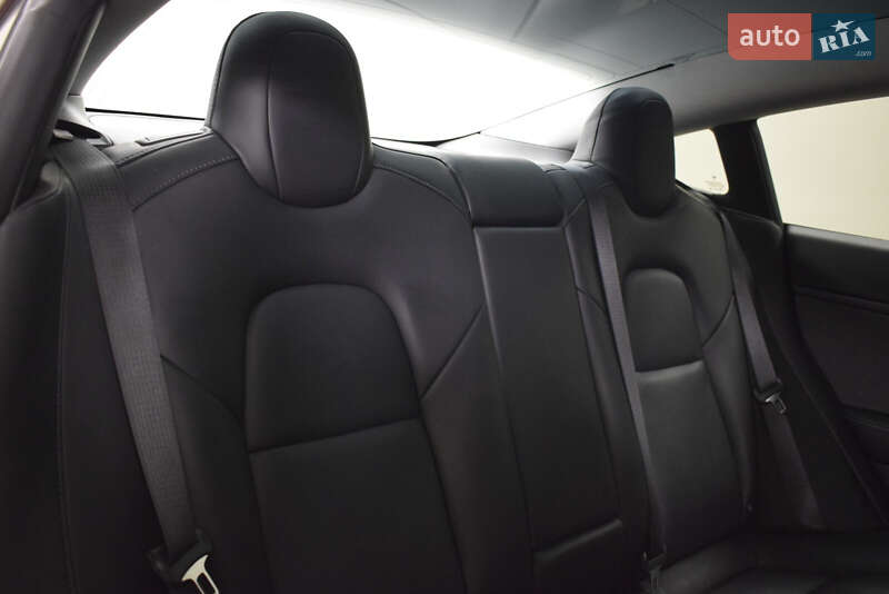 Седан Tesla Model 3 2019 в Ужгороді