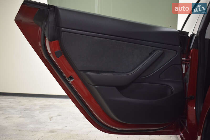 Седан Tesla Model 3 2019 в Ужгороді