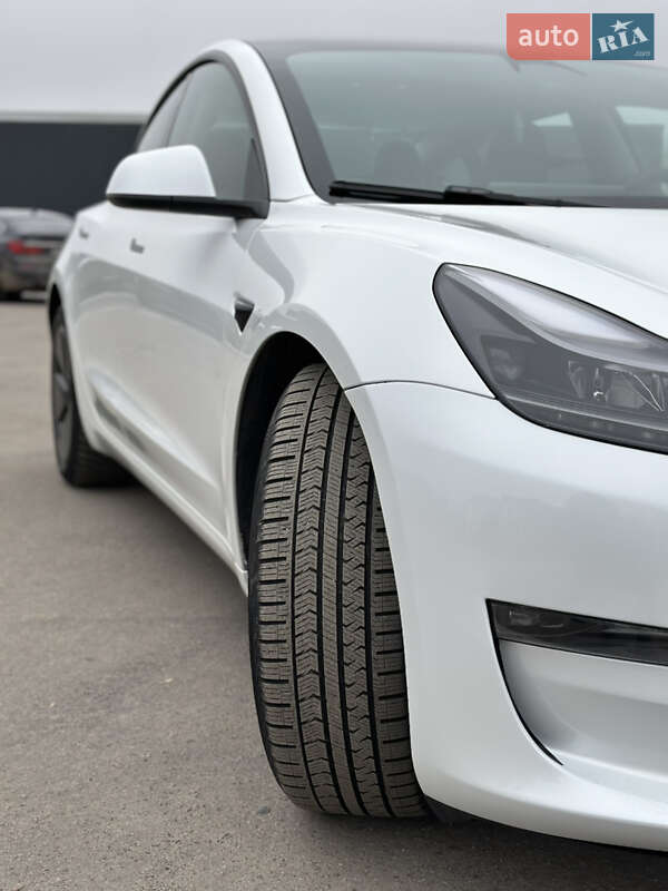 Седан Tesla Model 3 2023 в Рівному